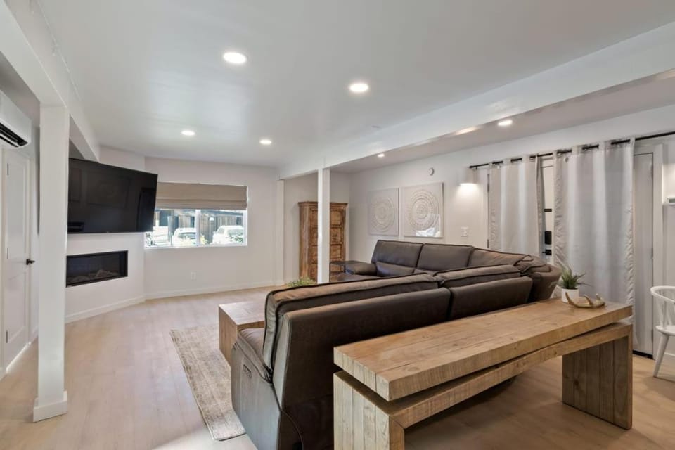 TV and multimedia, Living room, Seating area, Evening entertainment, fireplace