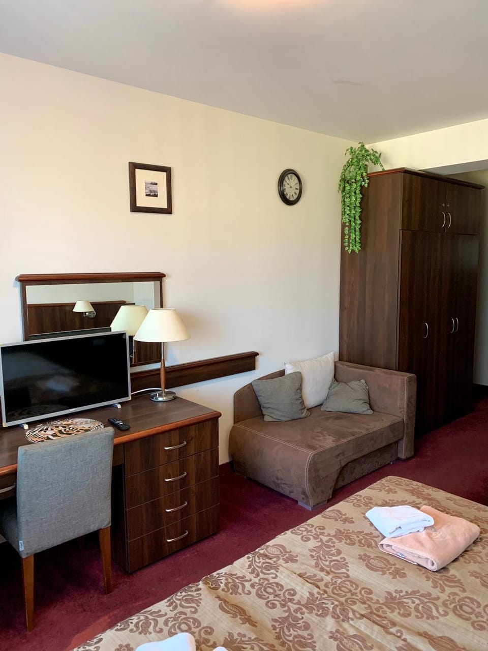 Bed, TV and multimedia, Photo of the whole room
