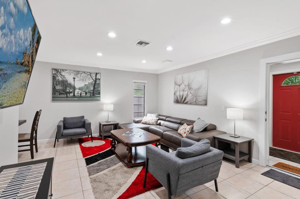 The Home in The Oaks - By Avi House in Dania Beach