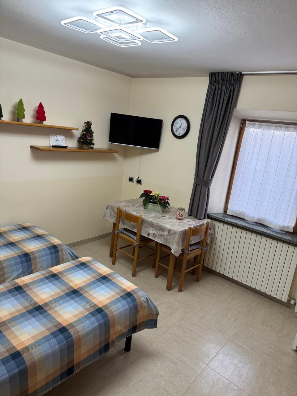 Communal lounge/ TV room, Bed, Living room