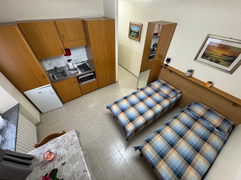 Bed, Living room, Dining area, Bedroom