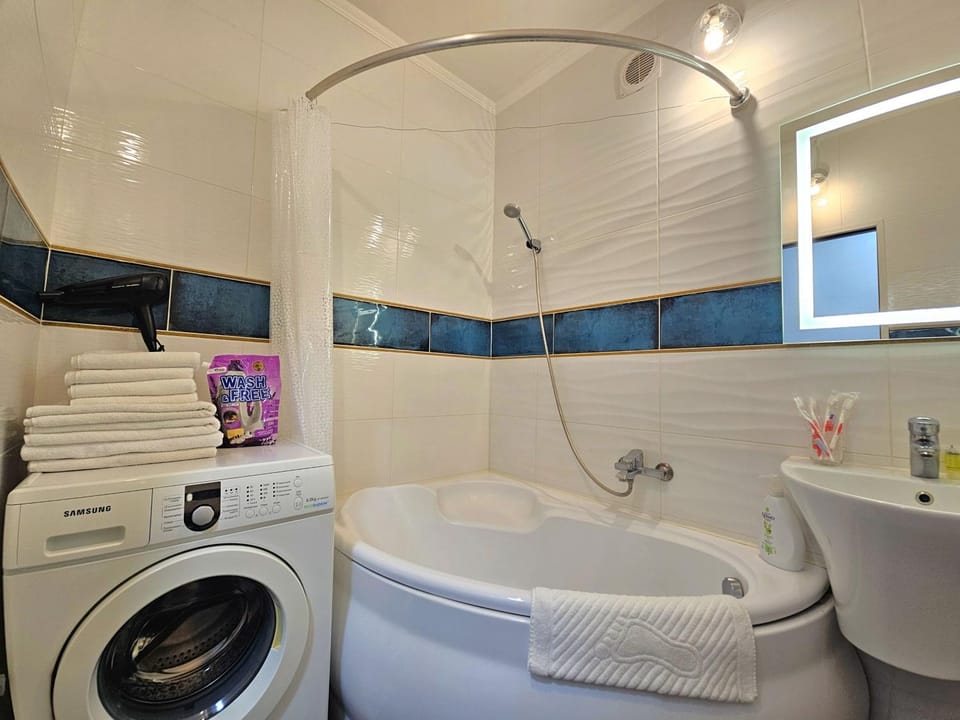 Bathroom, Bath, towels, washing machine, dryer