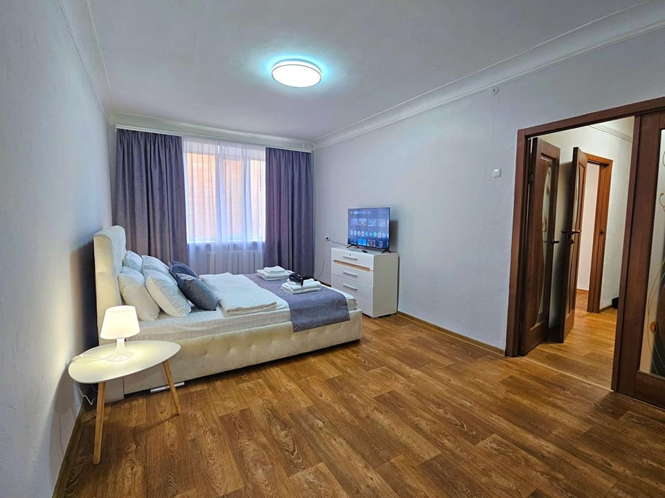 Bed, TV and multimedia, Living room, Photo of the whole room, Seating area, Bedroom