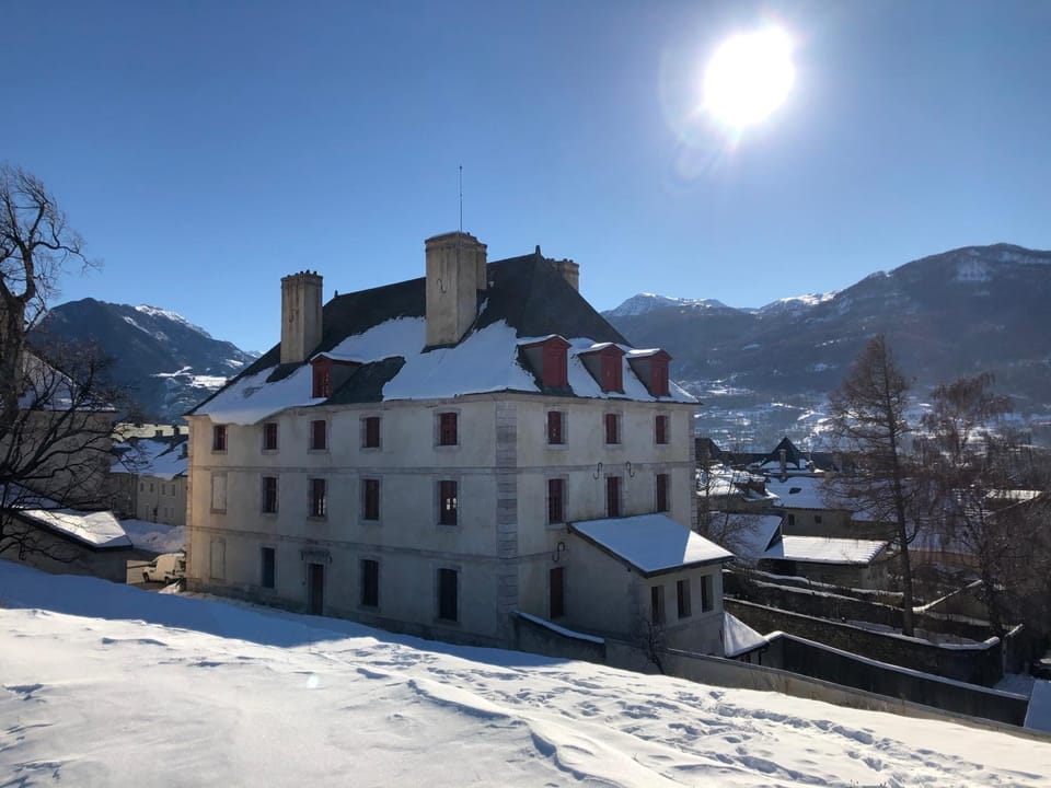 Property building, Day, Natural landscape, Winter, Mountain view
