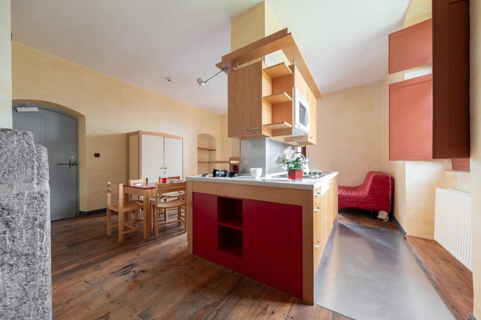 Kitchen or kitchenette, Seating area, stove