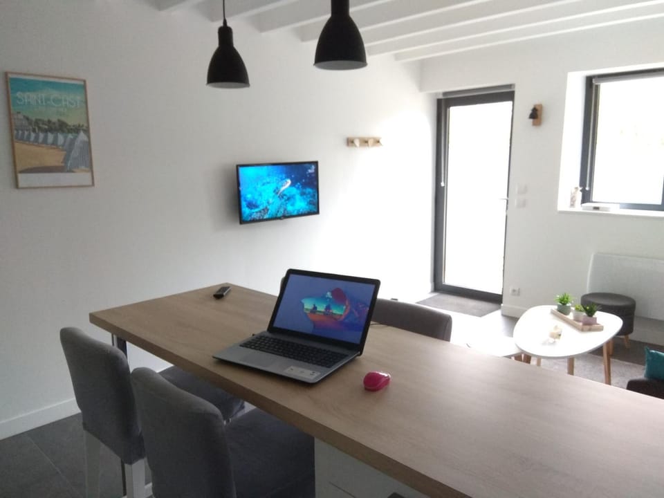 TV and multimedia, hair dresser