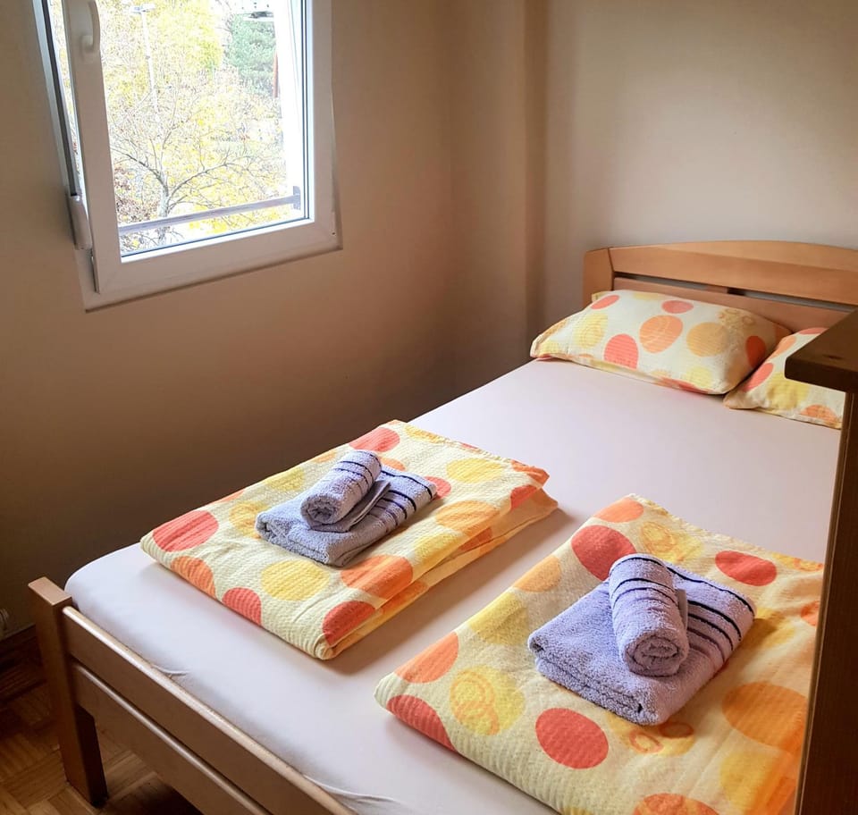 Bed, Photo of the whole room, Bedroom, towels