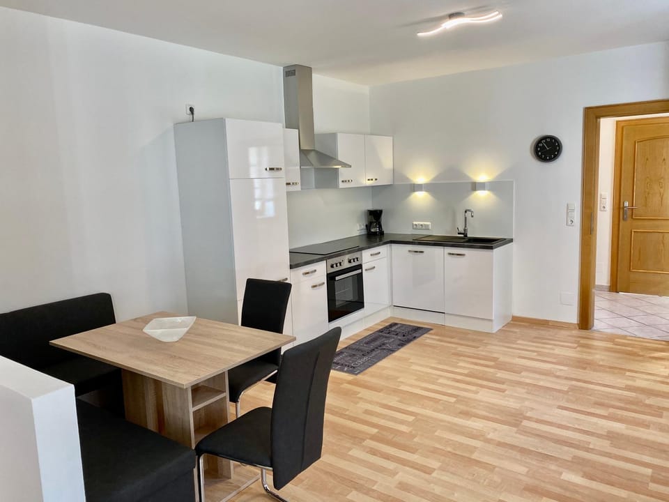 Kitchen or kitchenette, Seating area