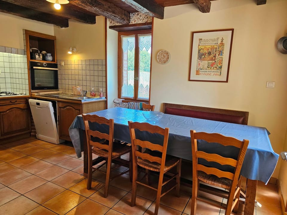 Kitchen or kitchenette, Dining area