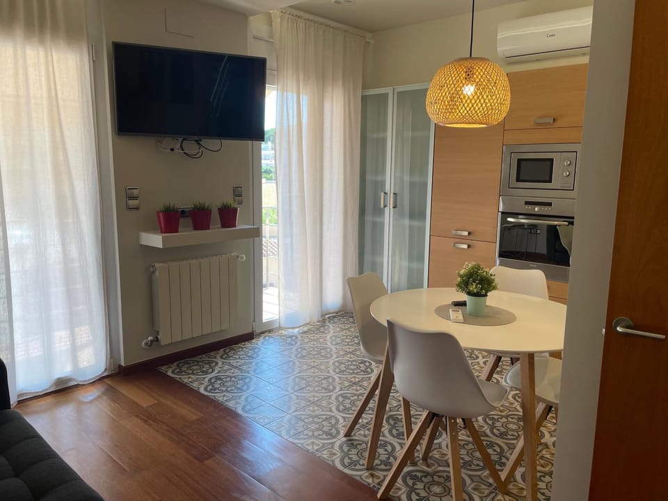 TV and multimedia, Living room, Seating area, Dining area
