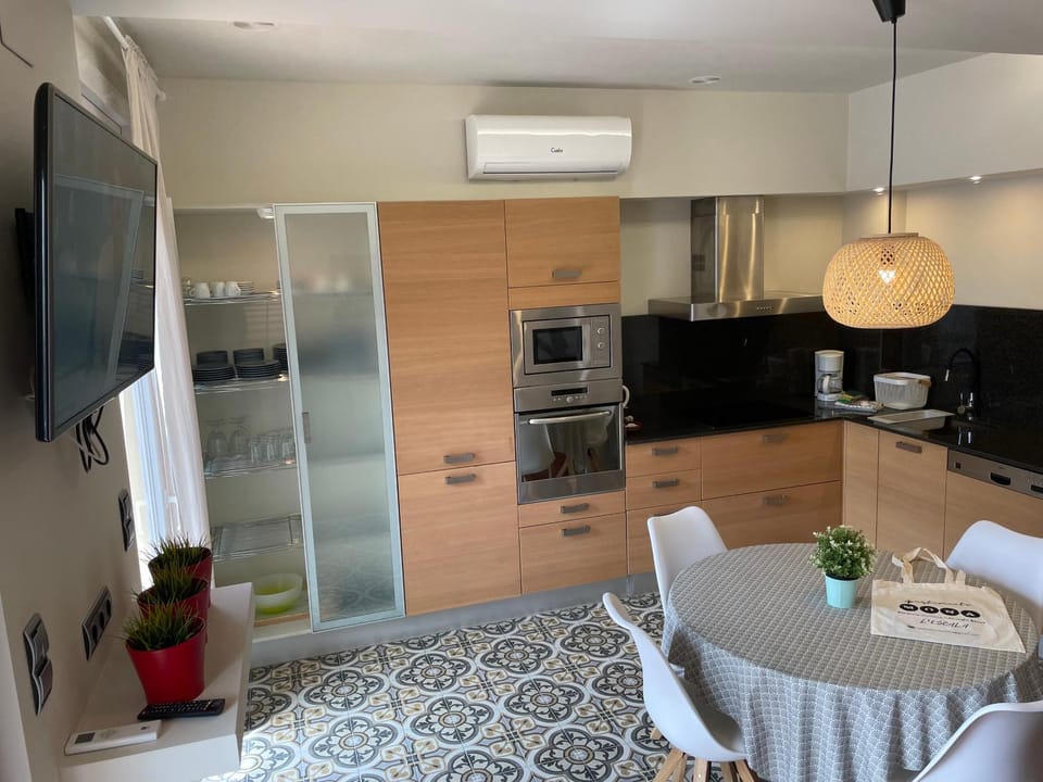 Kitchen or kitchenette, Living room, Seating area, Dining area