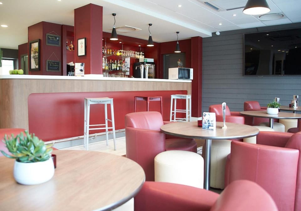 Nightclub / DJ, Lounge or bar