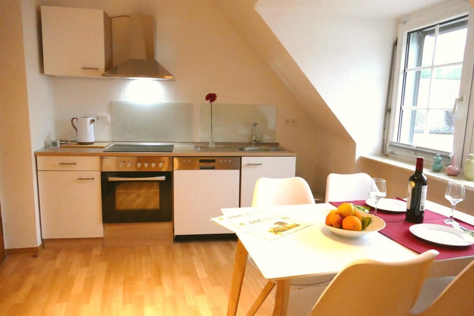 Kitchen or kitchenette, Dining area