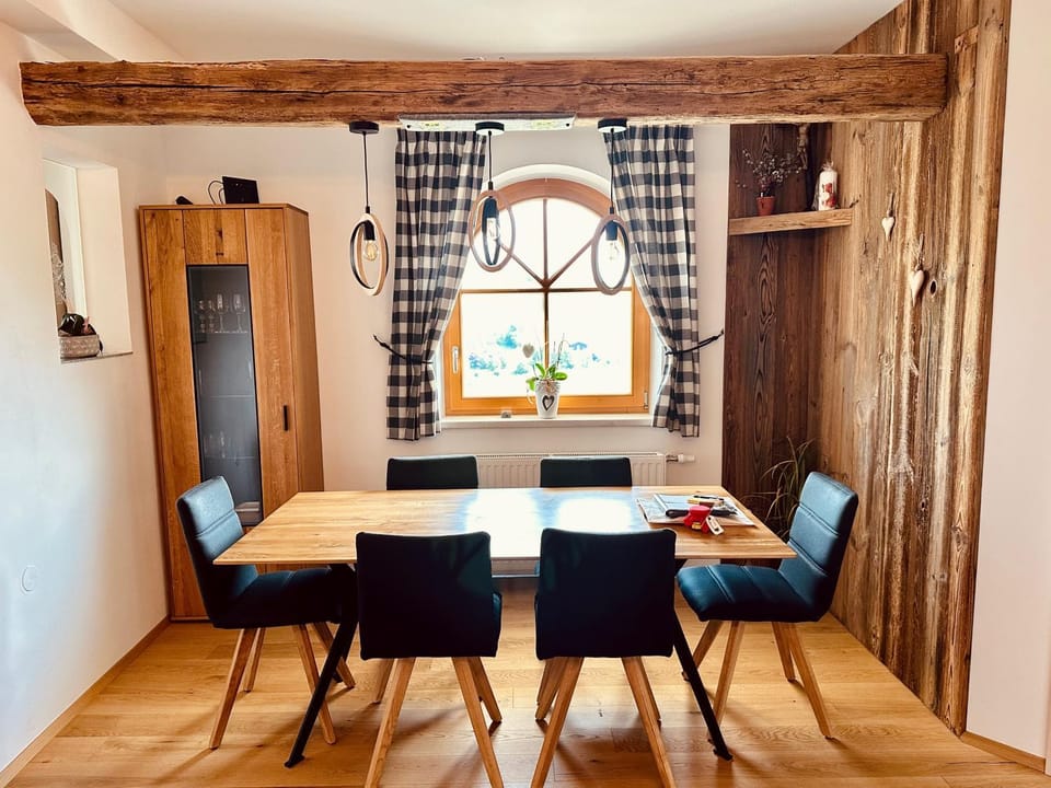 Seating area, Dining area