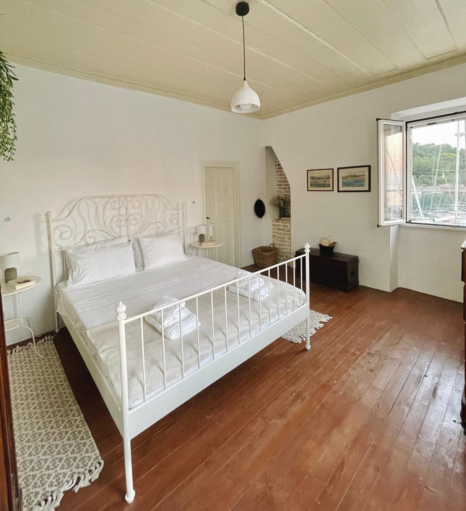 Bed, Bedroom, Sea view