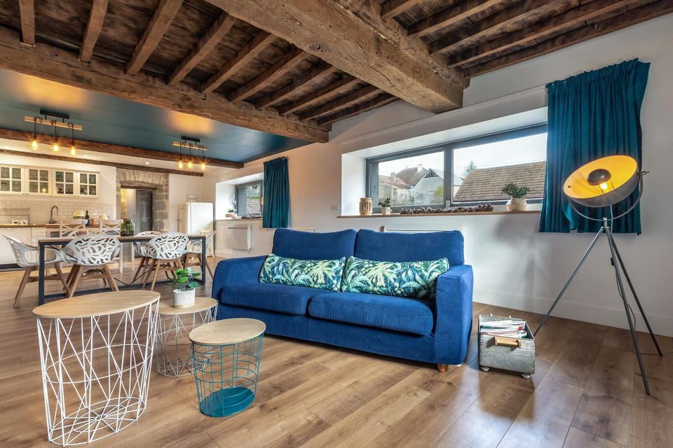 Kitchen or kitchenette, Living room, Seating area, Dining area