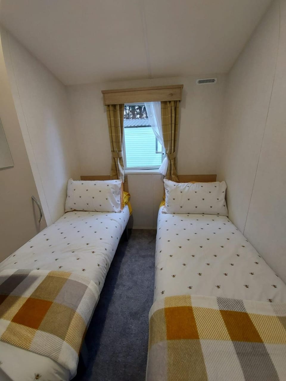 Woofles Luxury Caravan at Knaresborough Lido Apartment in Borough of Harrogate