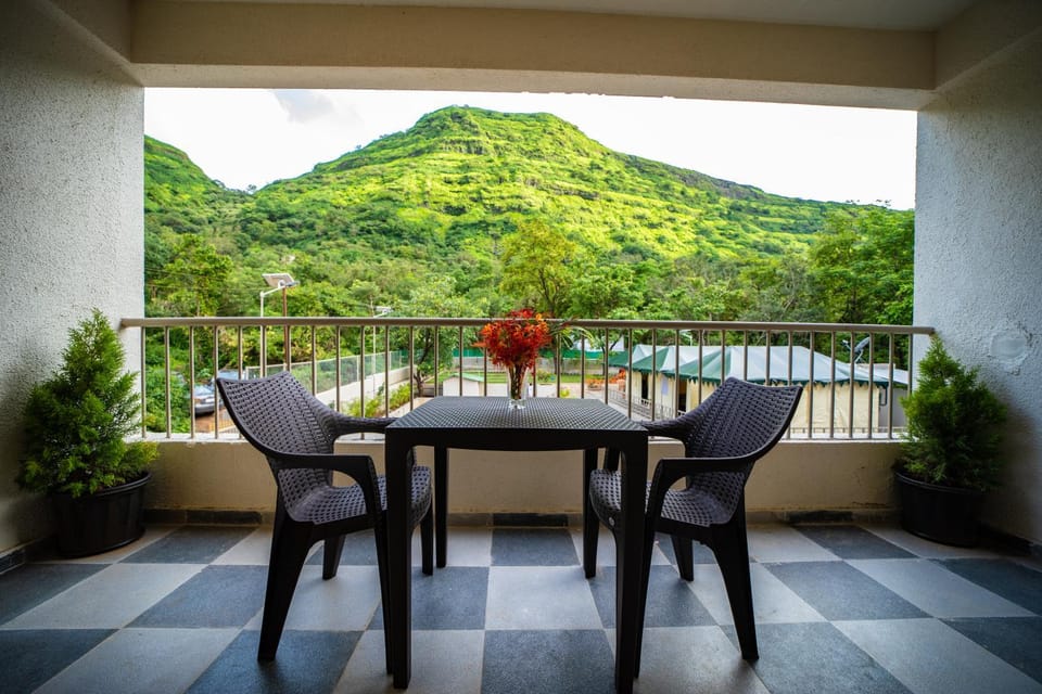 Natural landscape, View (from property/room), Balcony/Terrace, Dining area, Mountain view