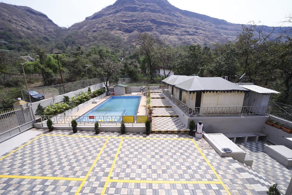 Property building, Patio, Day, Natural landscape, Mountain view, Swimming pool, Swimming pool, sunbed