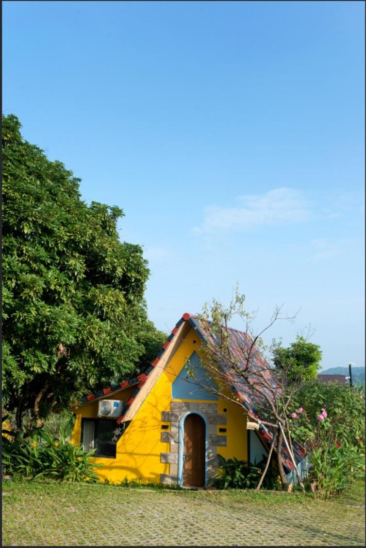 Property building, Spring, Day, Natural landscape, Garden, Garden view