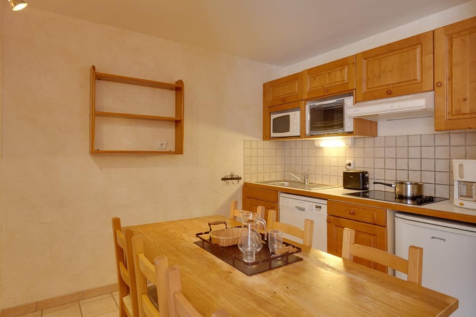 Kitchen or kitchenette, Dining area, minibar, stove