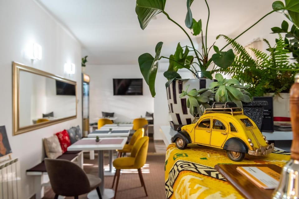 Restaurant/places to eat, Lounge or bar