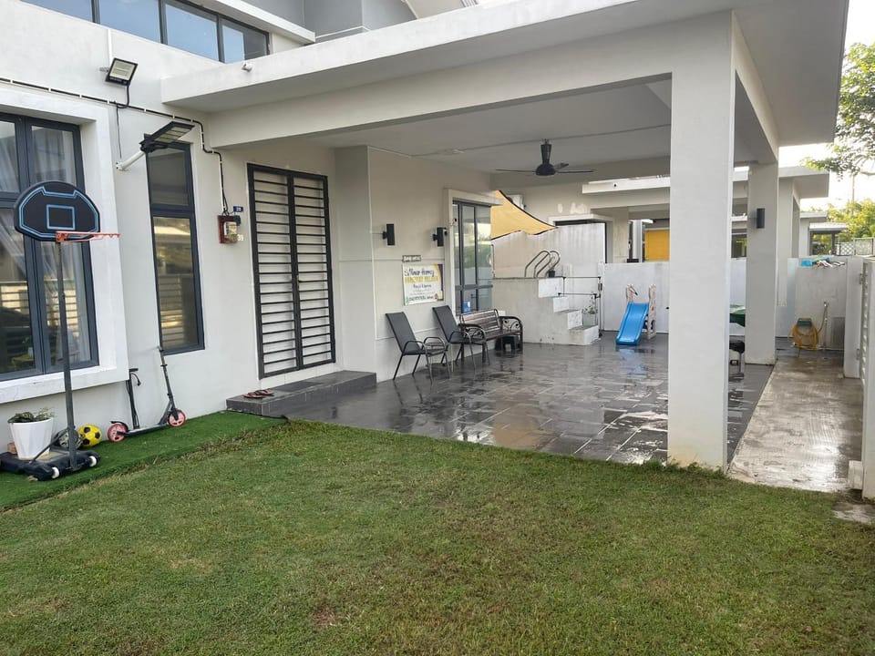 UmarHarraz Homestay#Malay Family Staycation#PEACEFUL AND SPACIOUS#NETFLIX N YOUTUBE#POOL FOR KIDS House in Malacca