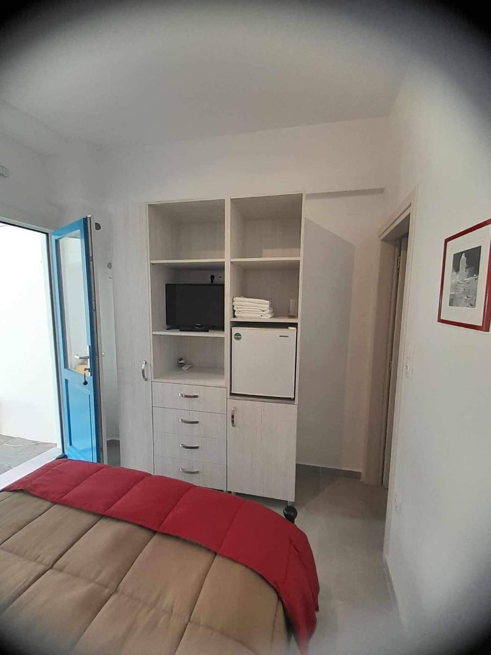 Photo of the whole room, Bedroom, wardrobe