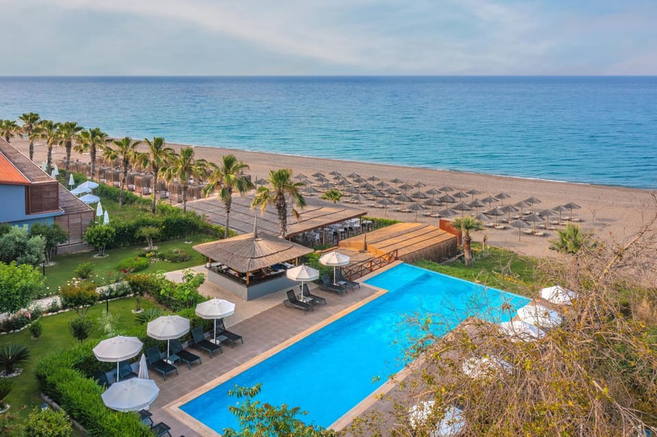 Nearby landmark, Restaurant/places to eat, Day, People, Natural landscape, Activities, Garden, View (from property/room), Beach, Hiking, Diving, On site, Guests, Garden view, Lake view, Pool view, Sea view, Swimming pool, Entertainment, Drinks, Alcoholic drinks, internet, sunbed