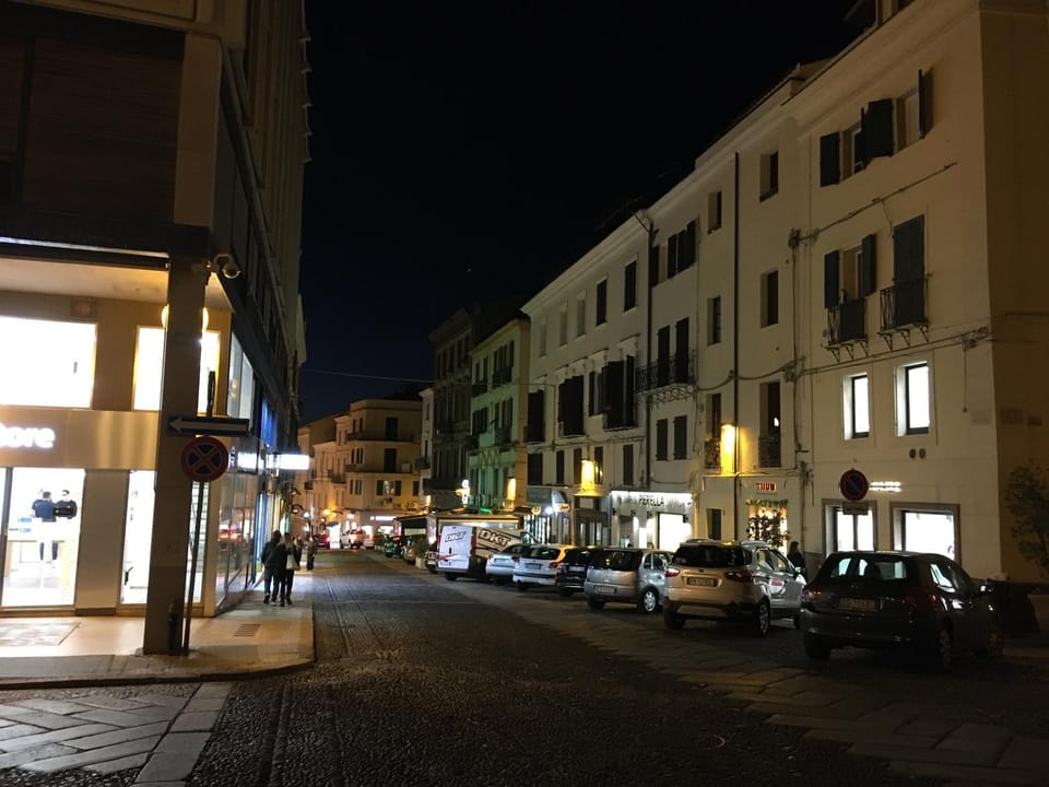 Restaurant/places to eat, Neighbourhood, Shopping Area