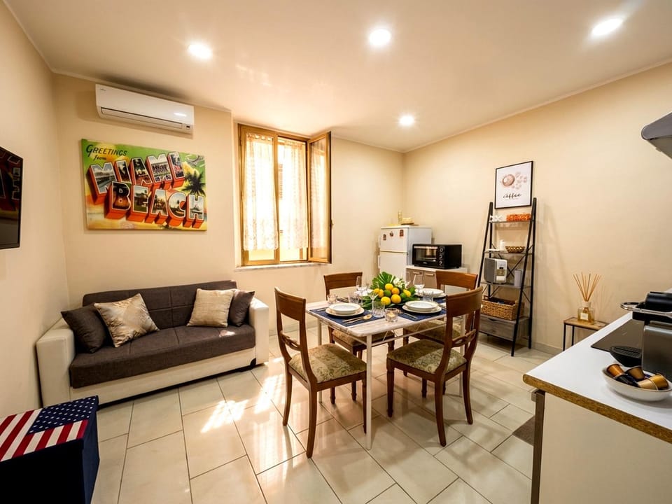 TV and multimedia, Coffee/tea facilities, Kitchen or kitchenette, Living room, Food and drinks, Seating area, Dining area, Food, oven, air conditioner