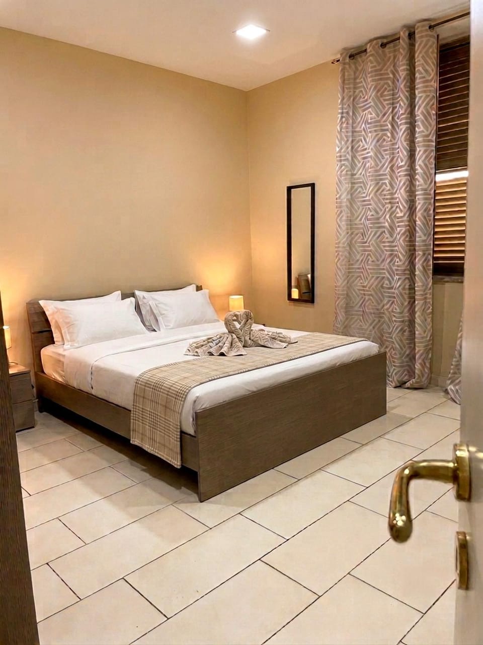 Bed, Photo of the whole room, Bedroom, locker, towels