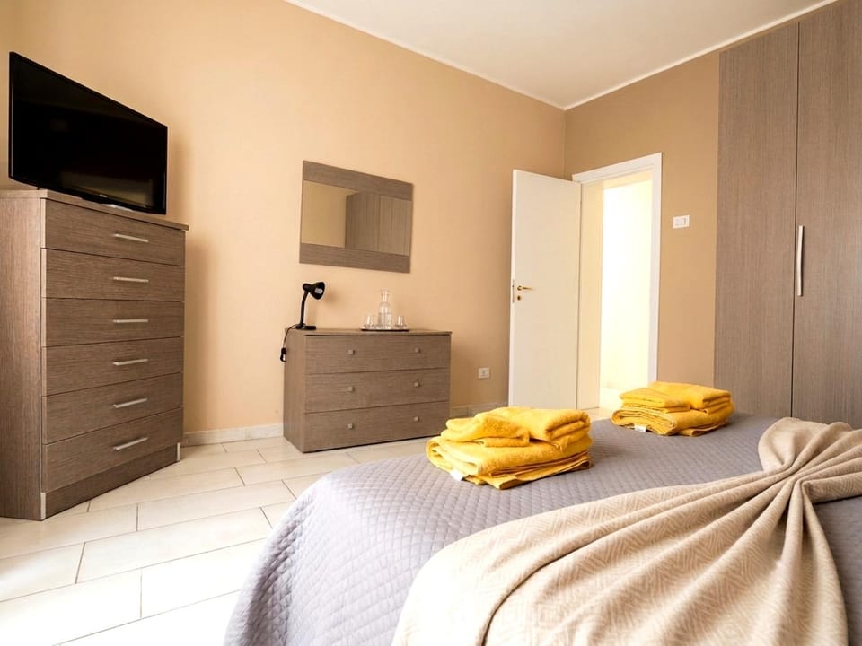 Bed, TV and multimedia, Photo of the whole room, Decorative detail, Bedroom, locker, towels, wardrobe