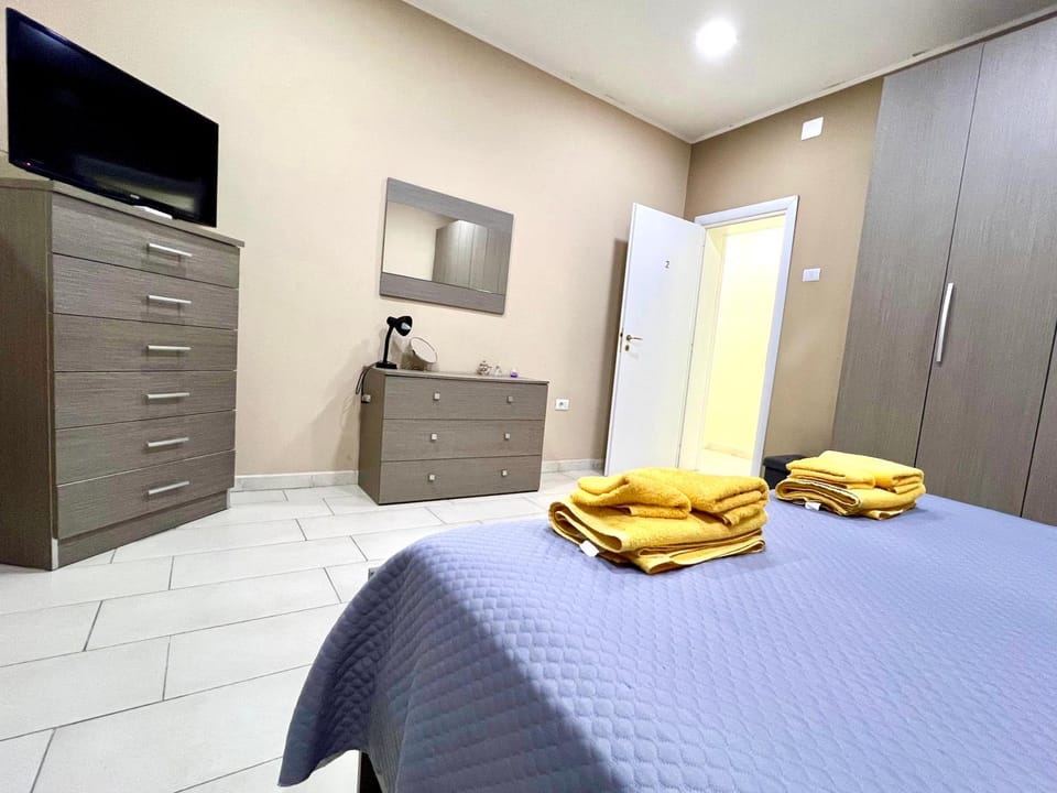 Bed, TV and multimedia, Photo of the whole room, Bedroom, towels, wardrobe