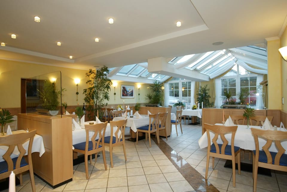 Restaurant/places to eat, Banquet/Function facilities, Seating area
