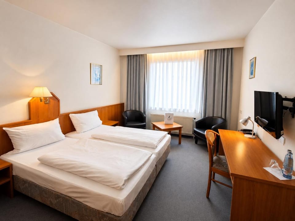 Bed, TV and multimedia, Photo of the whole room, Seating area, Bedroom