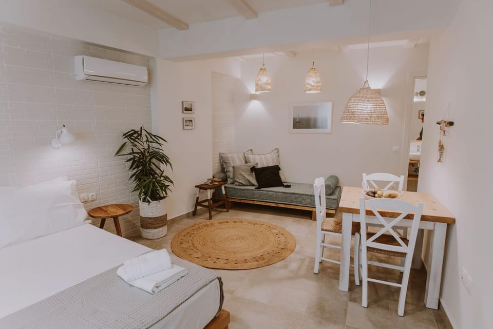 Bed, Photo of the whole room, Seating area, Dining area, Bedroom, hair dresser, air conditioner