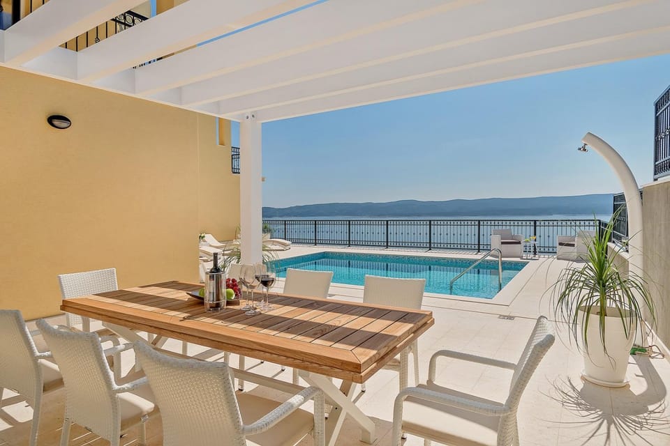 Balcony/Terrace, Swimming pool, air conditioner