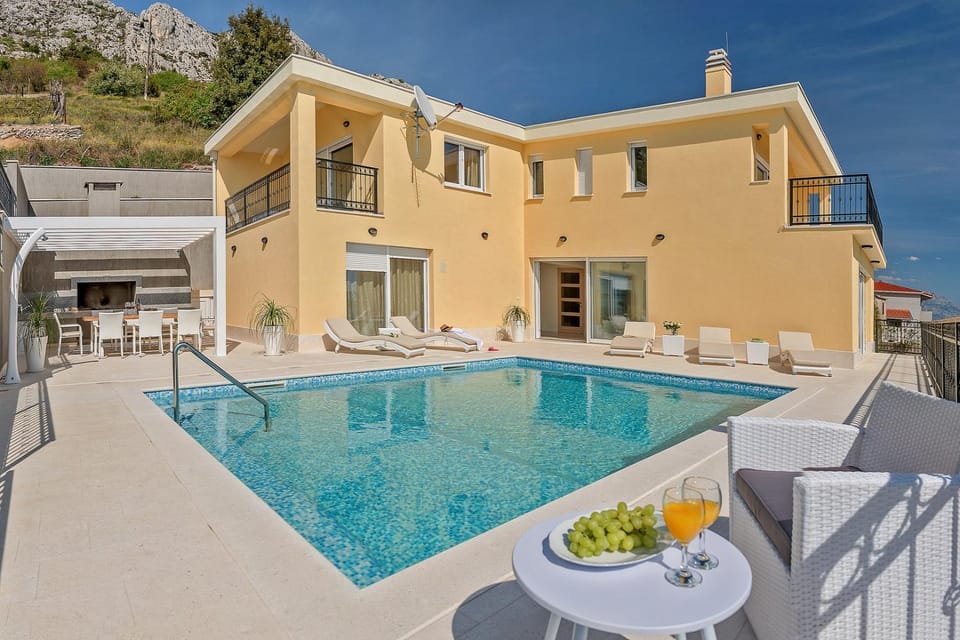 Swimming pool, air conditioner