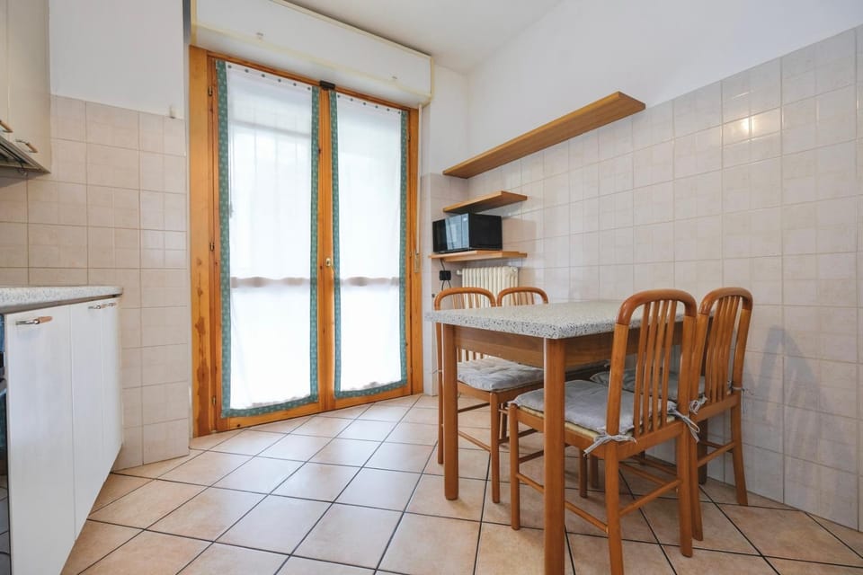 Dining area, minibar