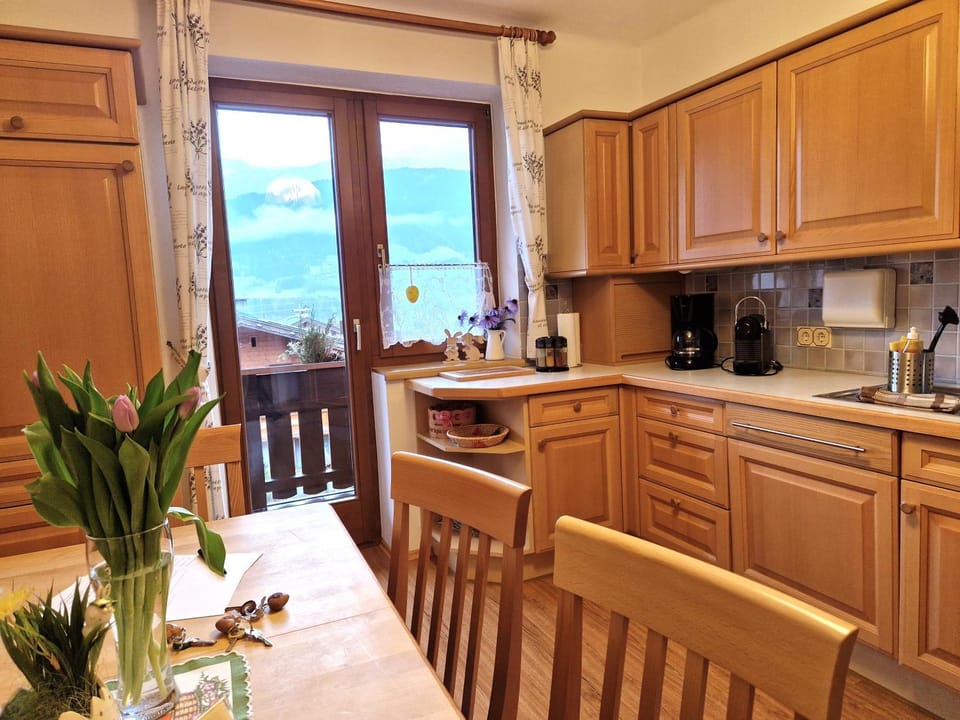 Spring, Coffee/tea facilities, Balcony/Terrace, Dining area, kitchen