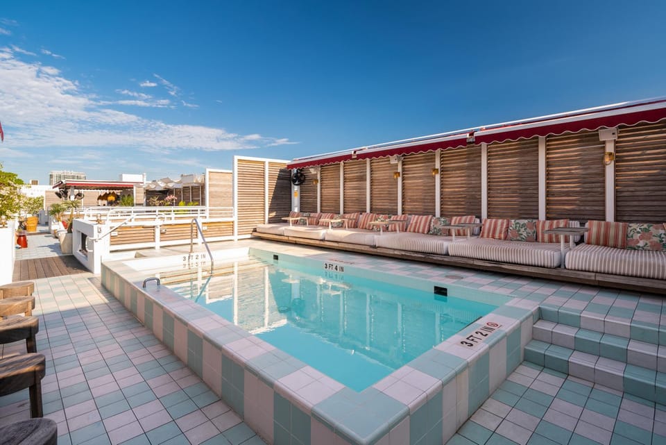 Swimming pool, sunbed