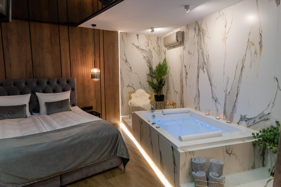 Bed, Hot Tub, Photo of the whole room