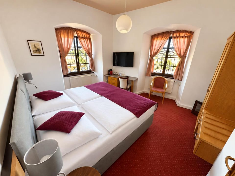 Bed, TV and multimedia, Photo of the whole room, Bedroom, wardrobe