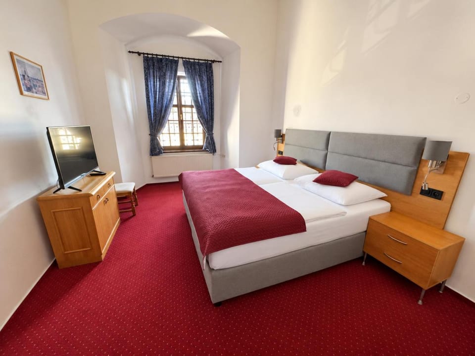 Bed, TV and multimedia, Photo of the whole room, Bedroom