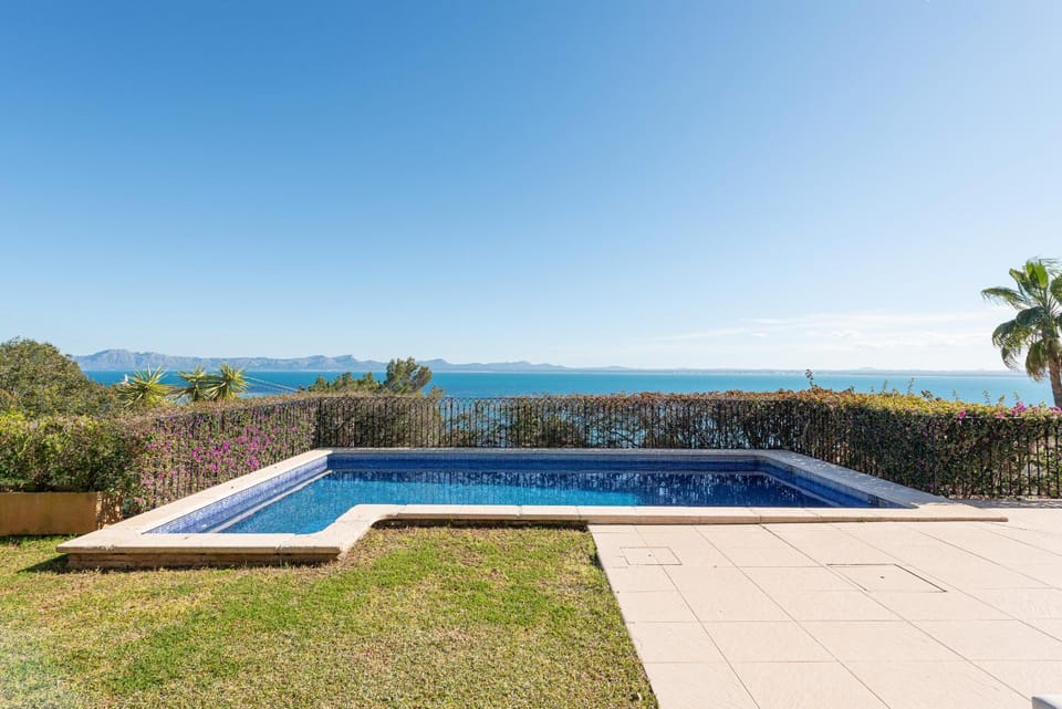 Ca Na Bruixa,con piscina y vista al mar Villa in Raiguer