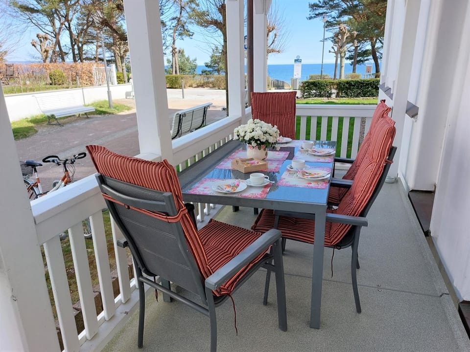 View (from property/room), Balcony/Terrace, Seating area, Sea view