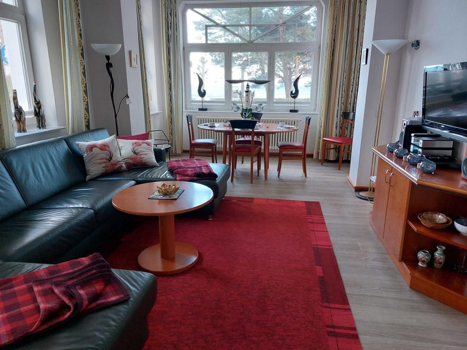 TV and multimedia, Living room, Seating area, Dining area, Evening entertainment