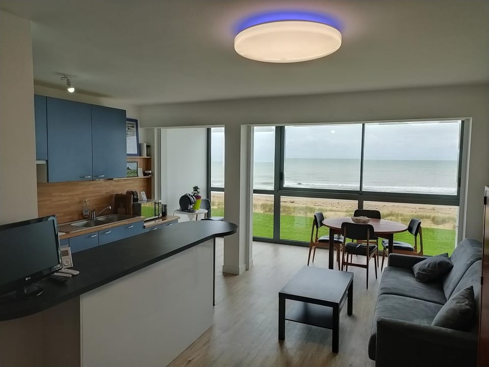 Photo of the whole room, Sea view