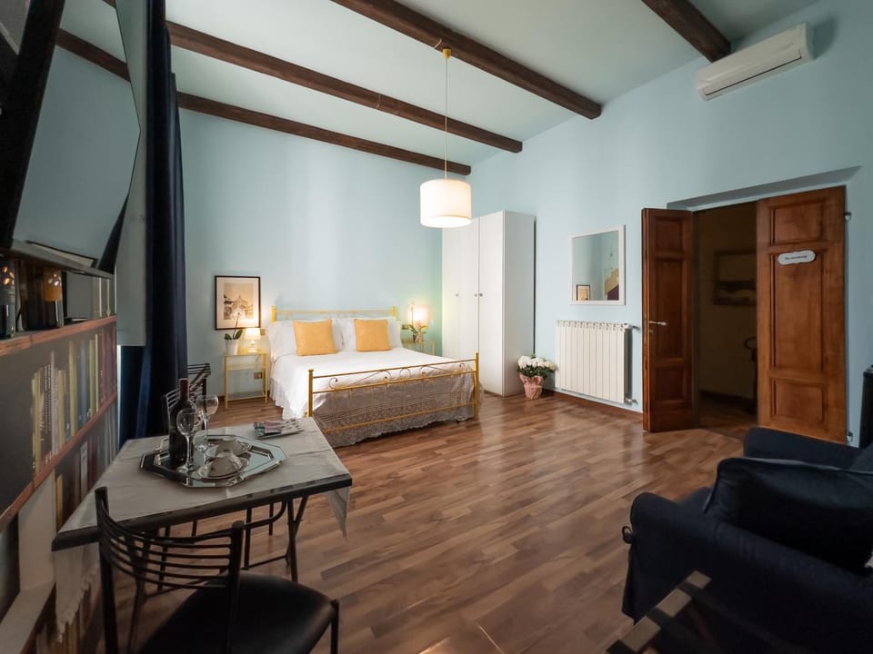 Bed, Coffee/tea facilities, Living room, Photo of the whole room, Seating area, Dining area, Bedroom, Quiet street view, Inner courtyard view, wardrobe, air conditioner